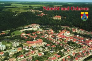 28-pohlednice-namest-nad-oslavou-letecky 28-pohlednice-namest-nad-oslavou-letecky